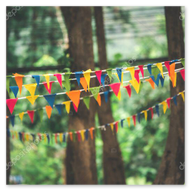 Sommerfest mit bunten Wimpeln und lachenden Menschen