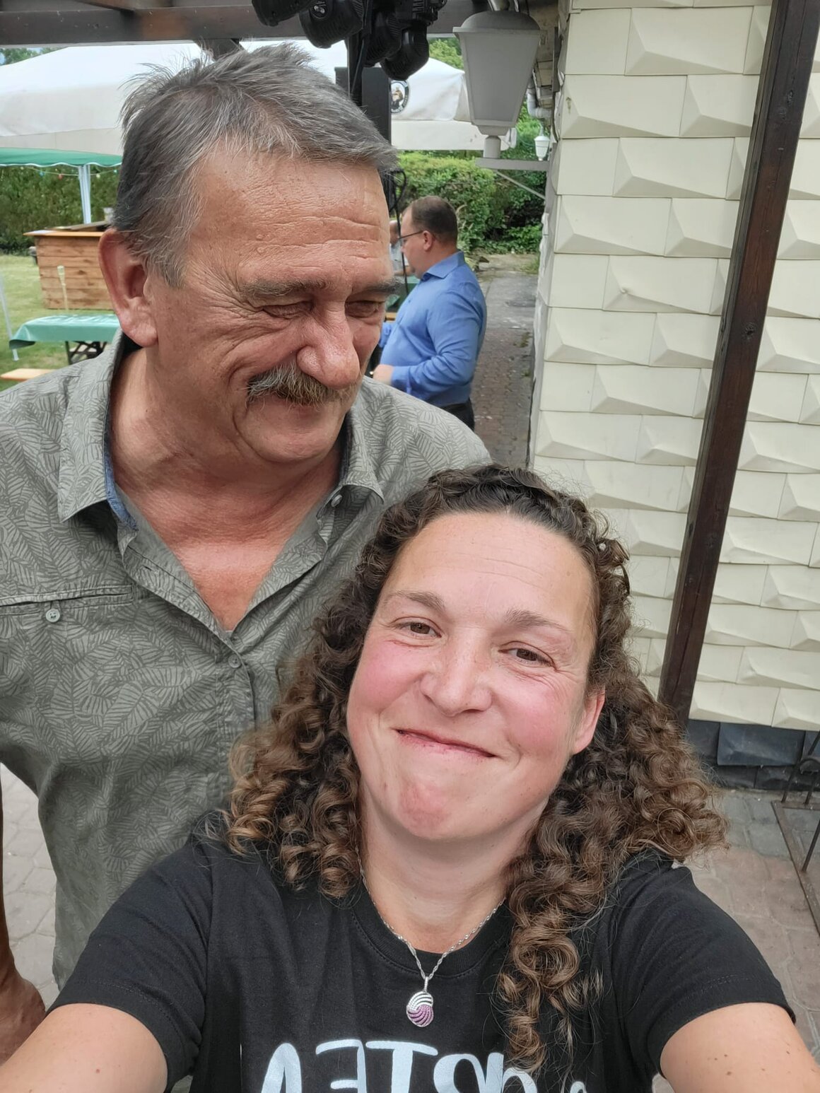 Porträt einer Vereinsvorsitzenden im Garten