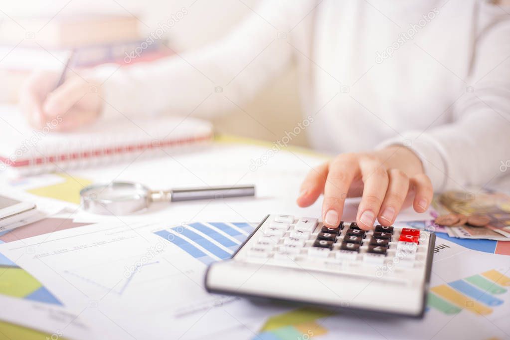 Porträt eines Kassenwarts mit Unterlagen