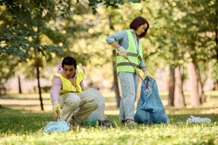 Mitglieder arbeiten gemeinsam an der Anlage
