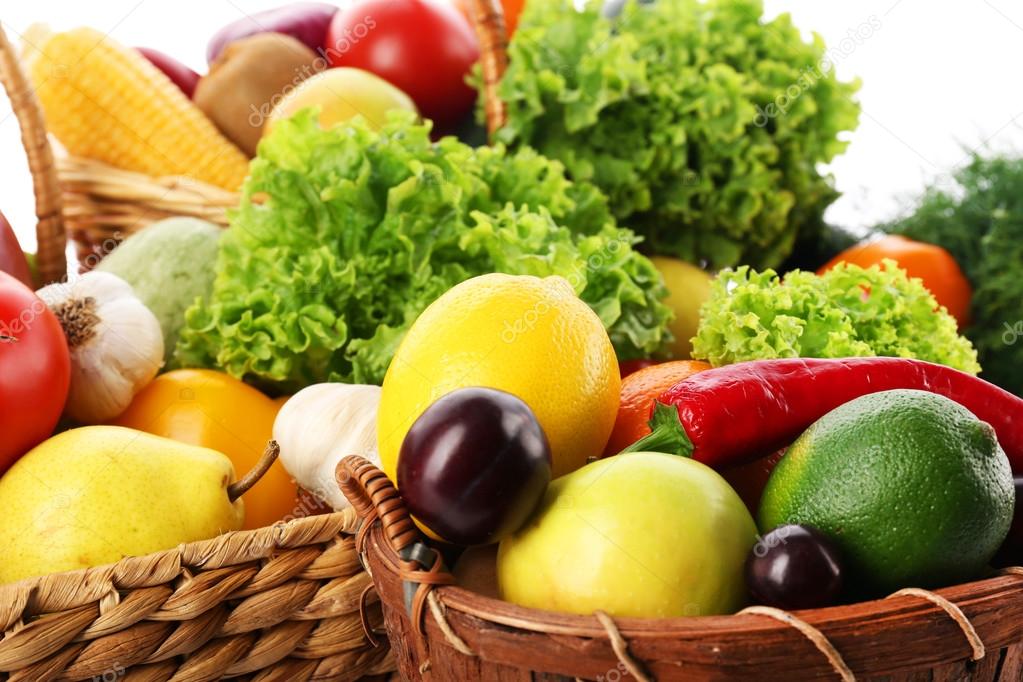 Körbe mit Gemüse und Obst
