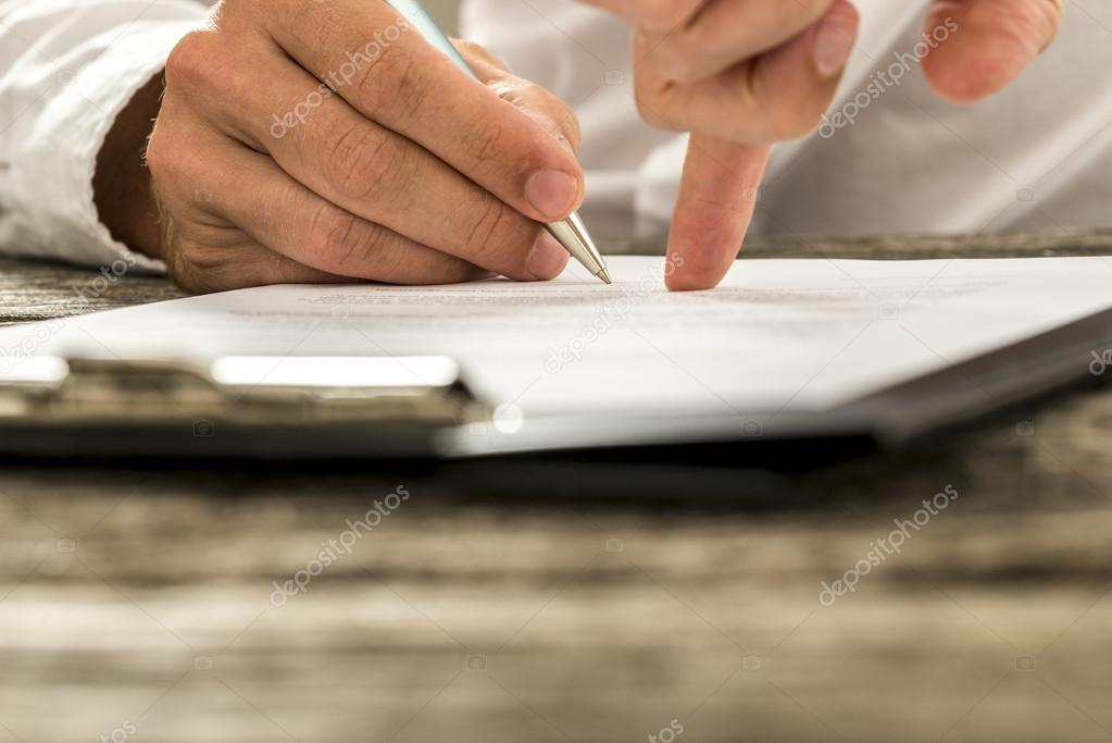 Ausgefülltes Formular mit Stift
